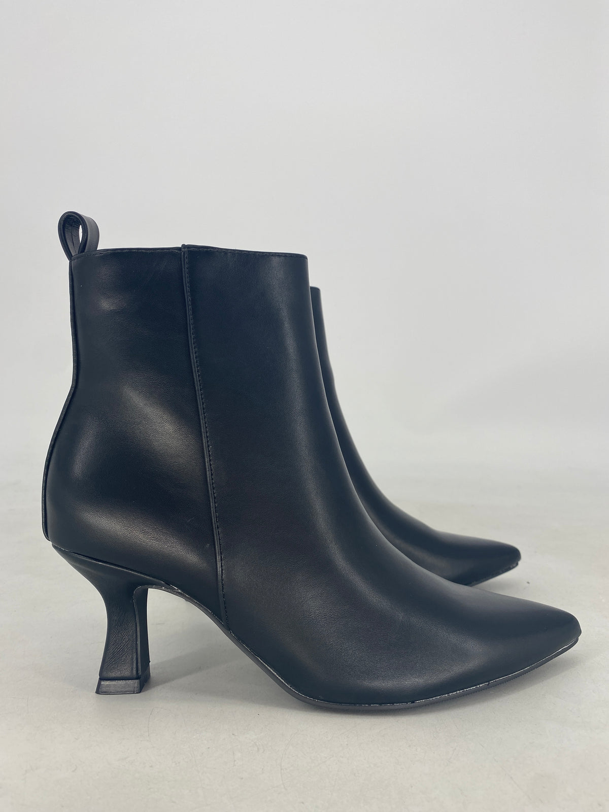 Elegante Stiefeletten mit Pfennigabsatz in Schwarz