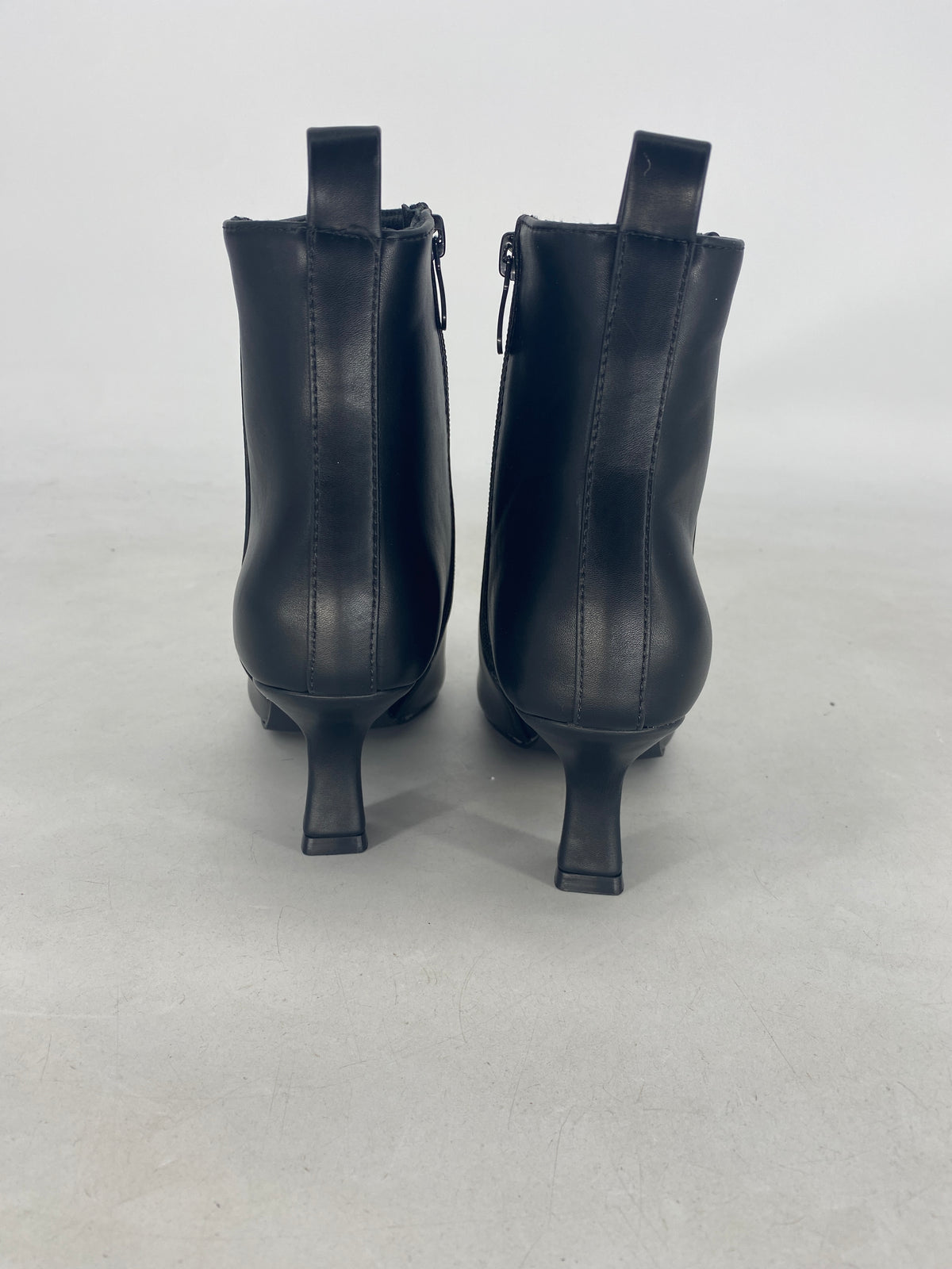 Elegante Stiefeletten mit Pfennigabsatz in Schwarz