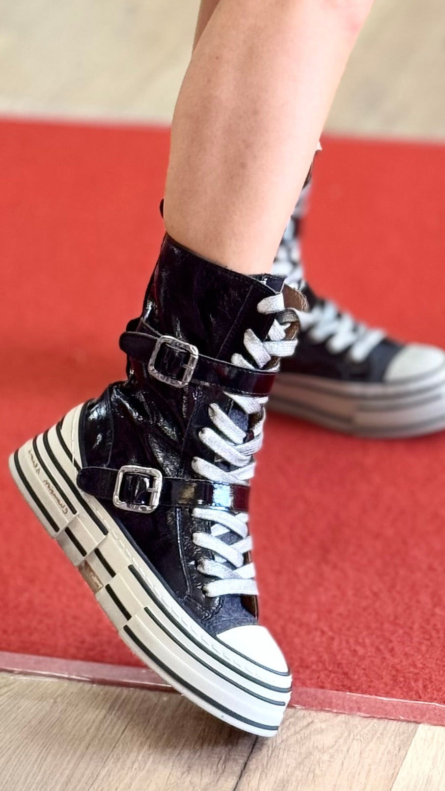 Leder Sneaker Rebecca White, Lackleder in schwarz