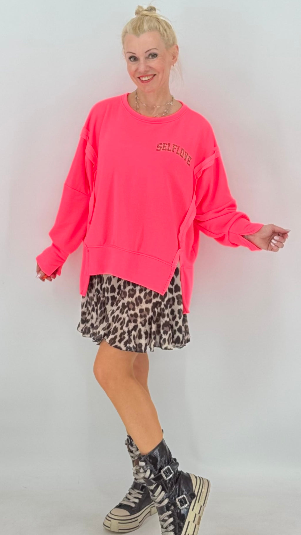 Oversize Sweatshirt Neon-Pink mit Leo-Print "SELF"