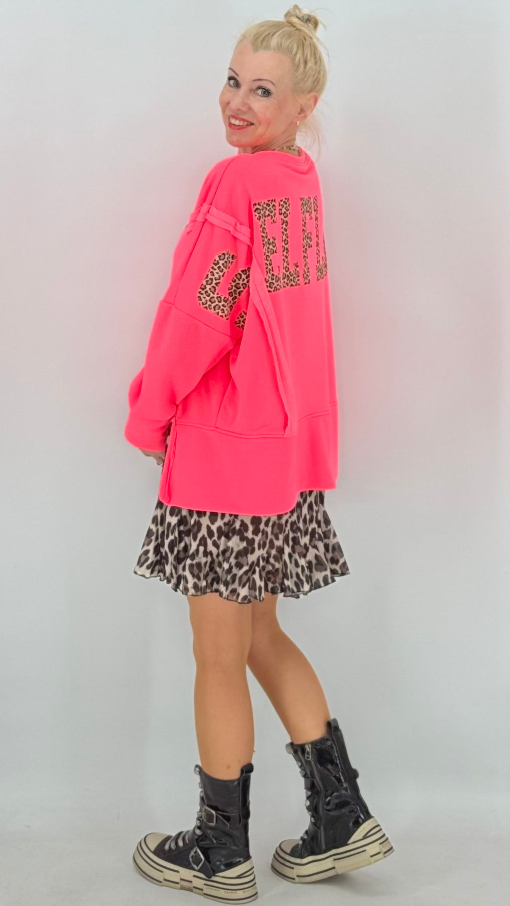 Oversize Sweatshirt Neon-Pink mit Leo-Print "SELF"