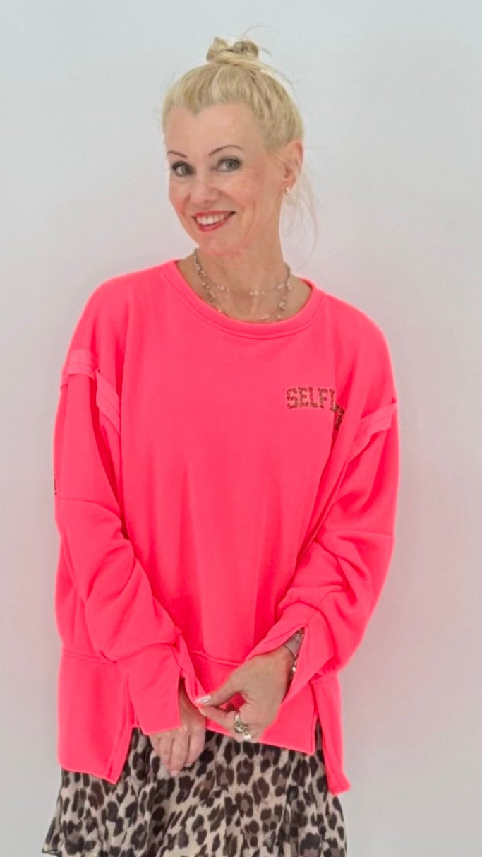 Oversize Sweatshirt Neon-Pink mit Leo-Print "SELF"
