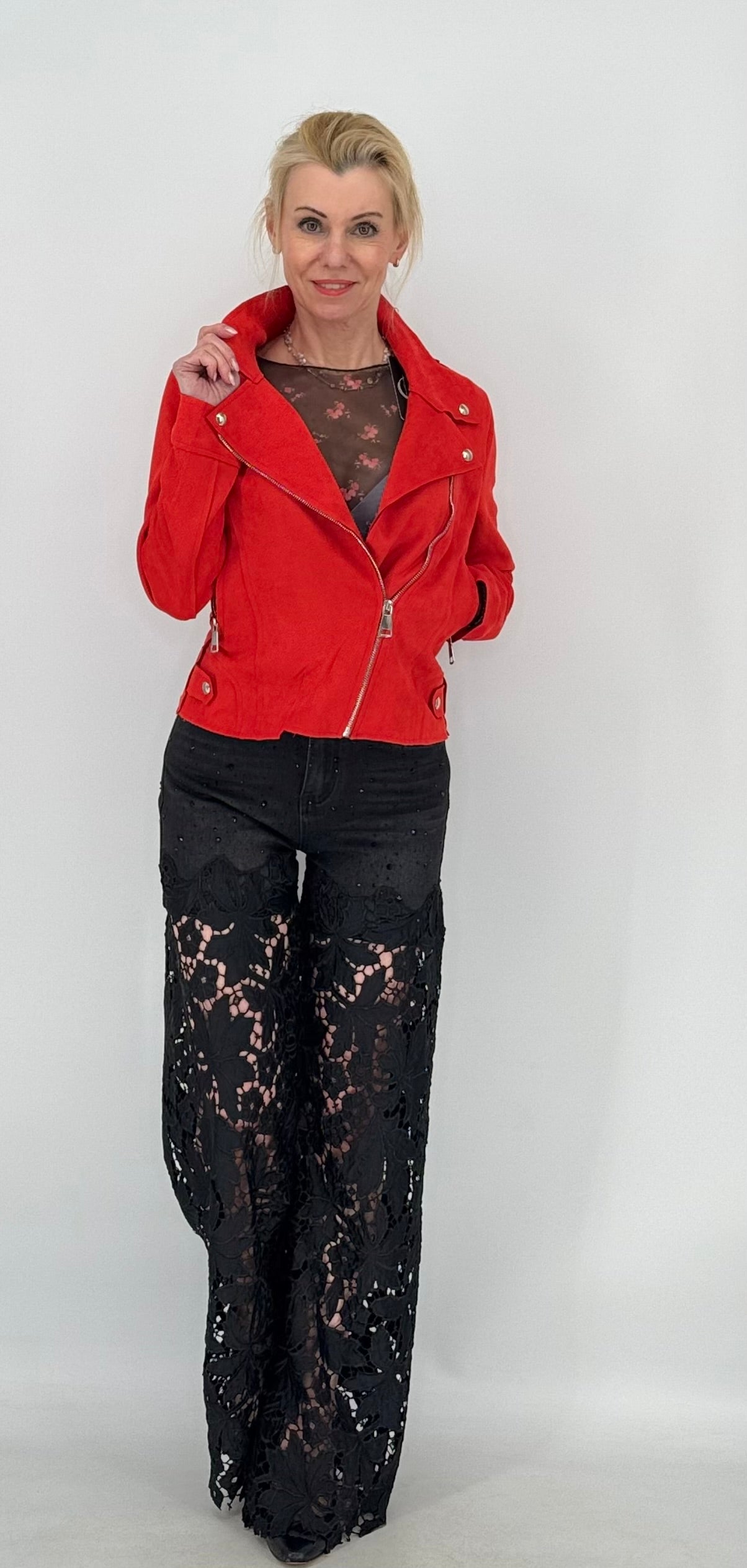 Mid-Waist-Jeans in Graphit mit Strass und Spitze