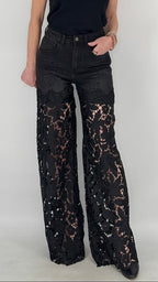 Mid-Waist-Jeans in Graphit mit Strass und Spitze