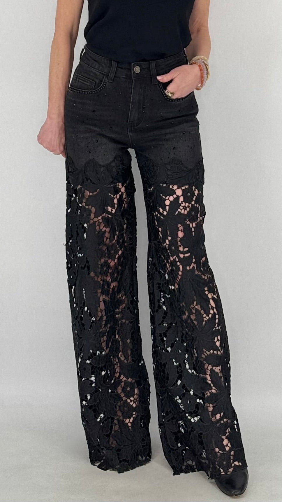 Mid-Waist-Jeans in Graphit mit Strass und Spitze