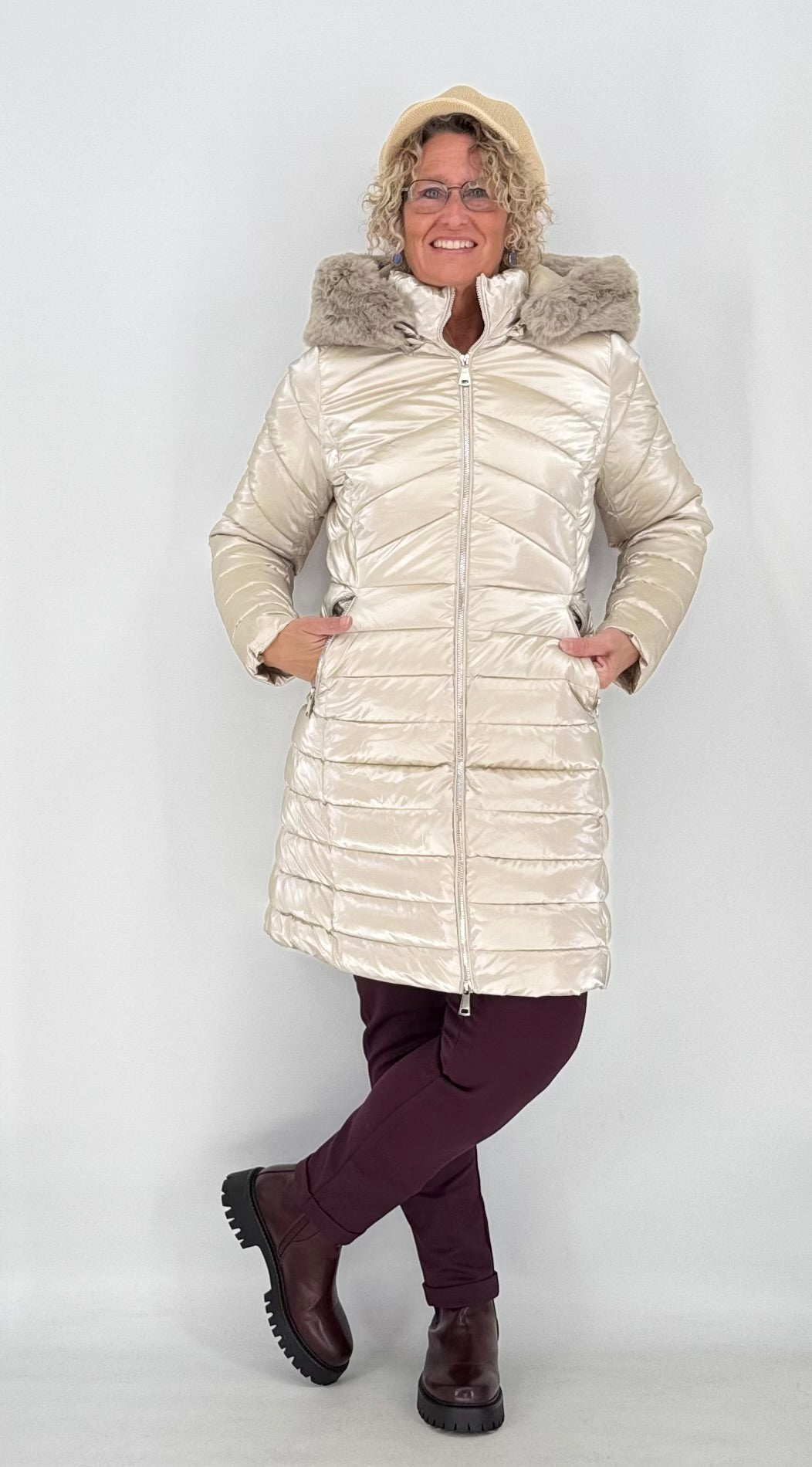 Stepp-Mantel glänzend, creme und braun