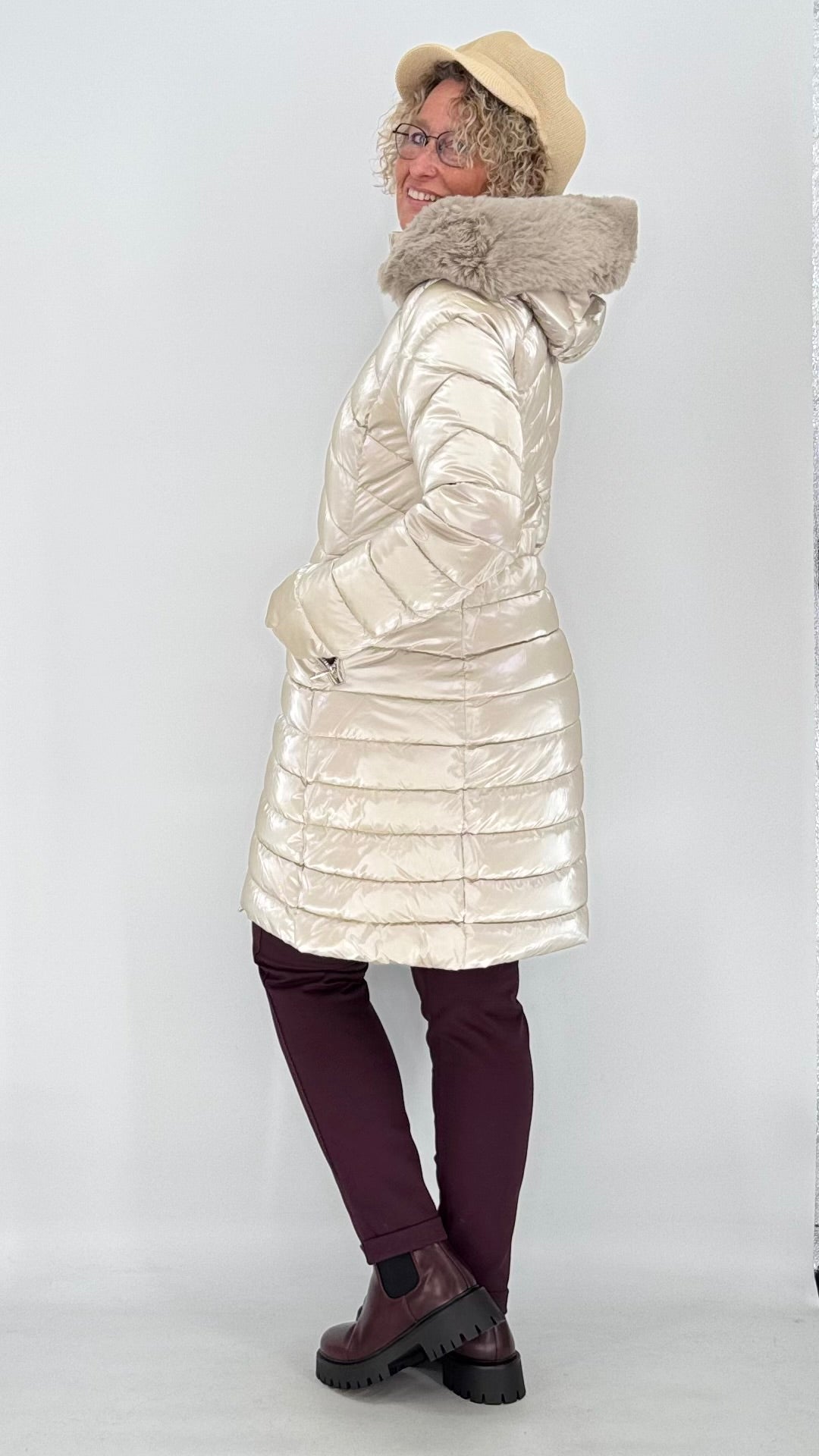 Stepp-Mantel glänzend, creme und braun