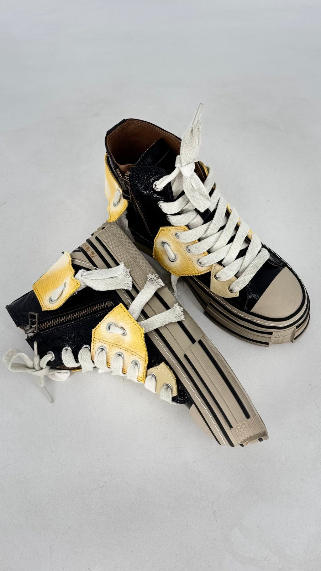 Sneaker Rebecca White, Lackleder in Schwarz mit Gelb - By Elena FashionBy Elena Fashion