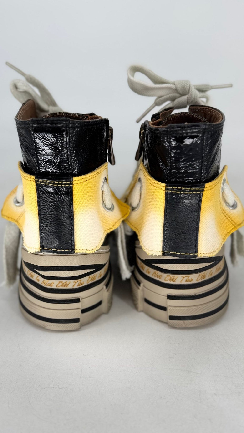 Sneaker Rebecca White, Lackleder in Schwarz mit Gelb - By Elena FashionBy Elena Fashion
