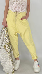 Lässige Baggy Hose in Gelb und Creme - By Elena FashionBy Elena Fashion