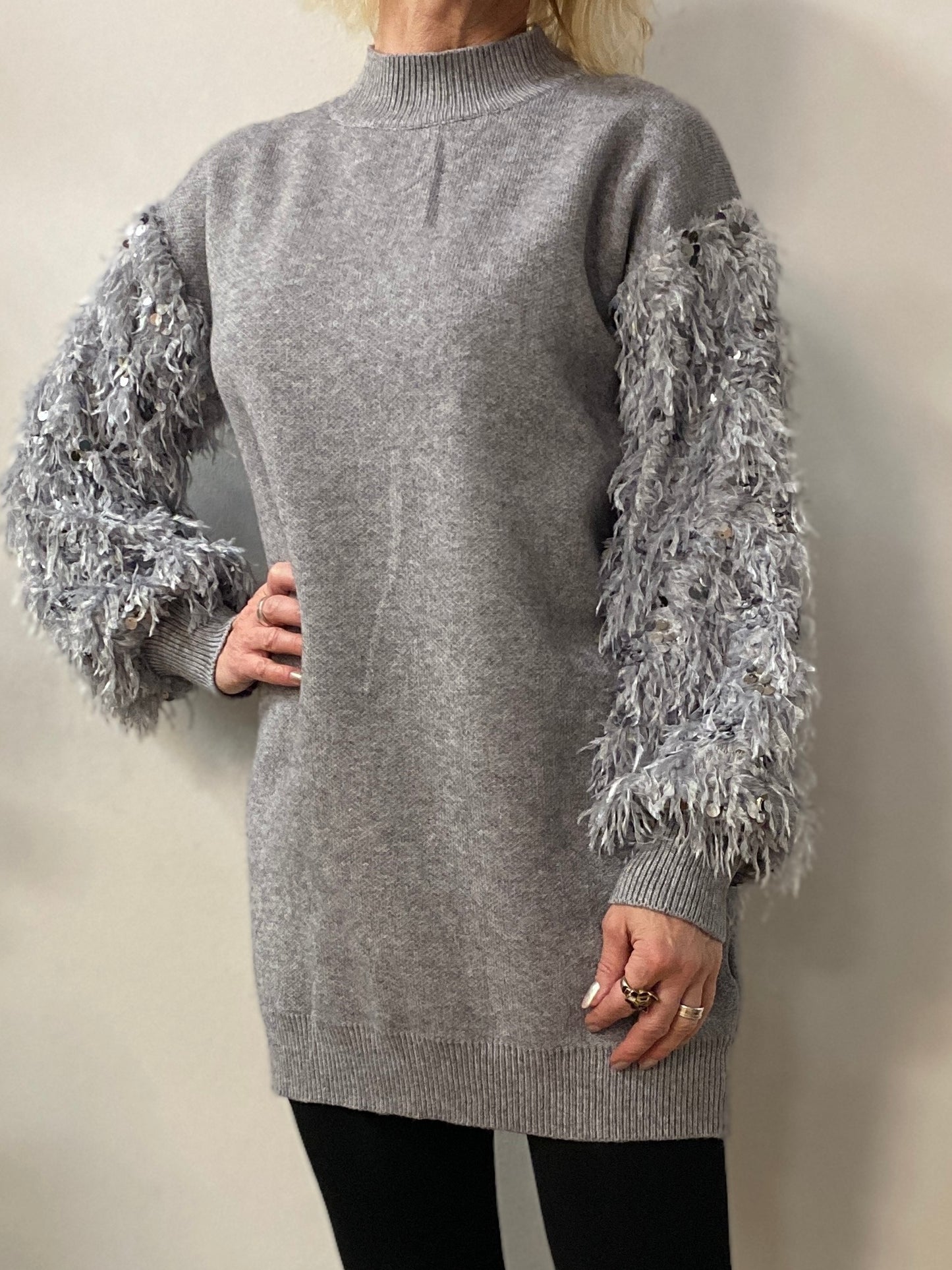 Pullover long in grau mit Paietten Ärmeln