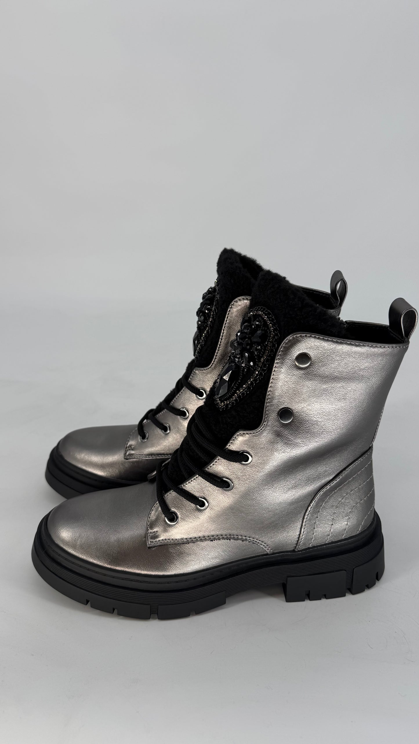 Boots dunkelgrau mit Strass Details K-99266