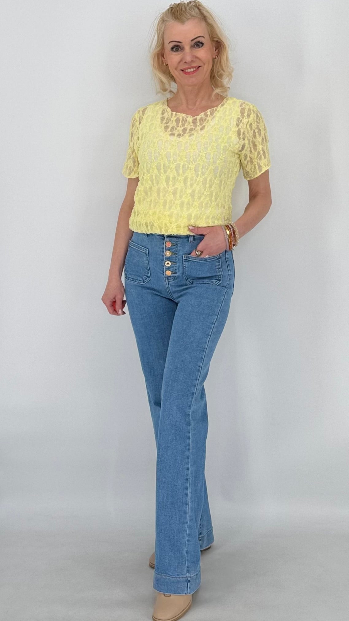 Mid Waist Jeans mit Designerknöpfen, in Blau