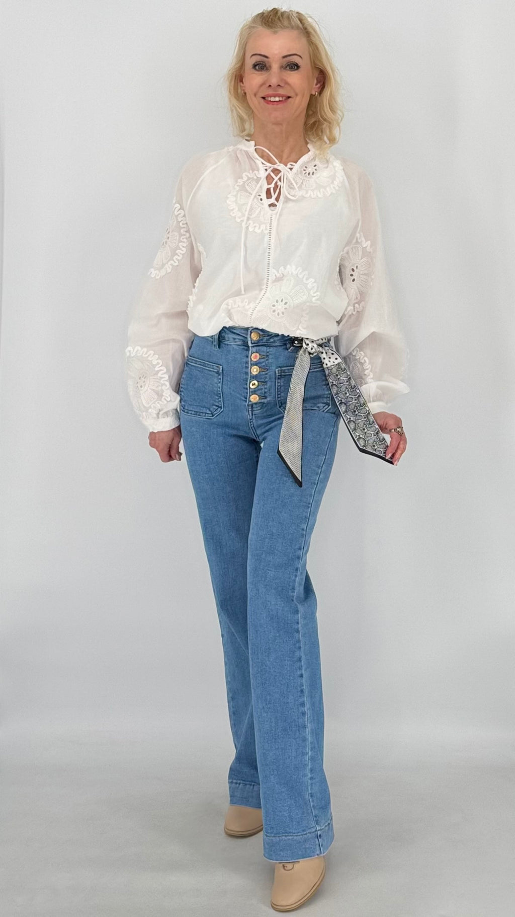 Mid Waist Jeans mit Designerknöpfen, in Blau