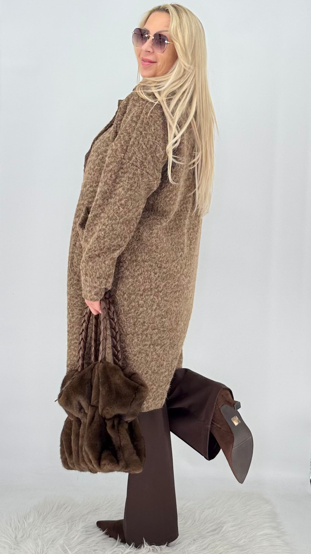 Langer Flausch-Strickmantel in Bouclé-Optik mit Reverskragen – 6 Farben