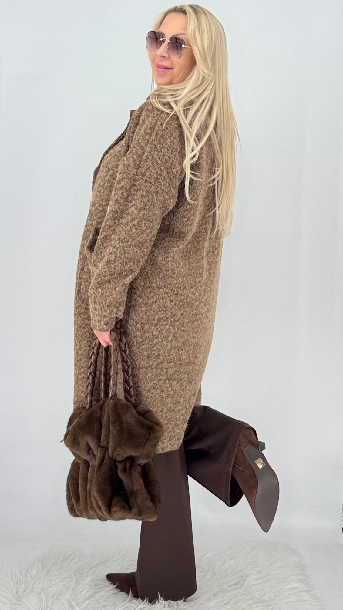 Langer Flausch-Strickmantel in Bouclé-Optik mit Reverskragen – 6 Farben
