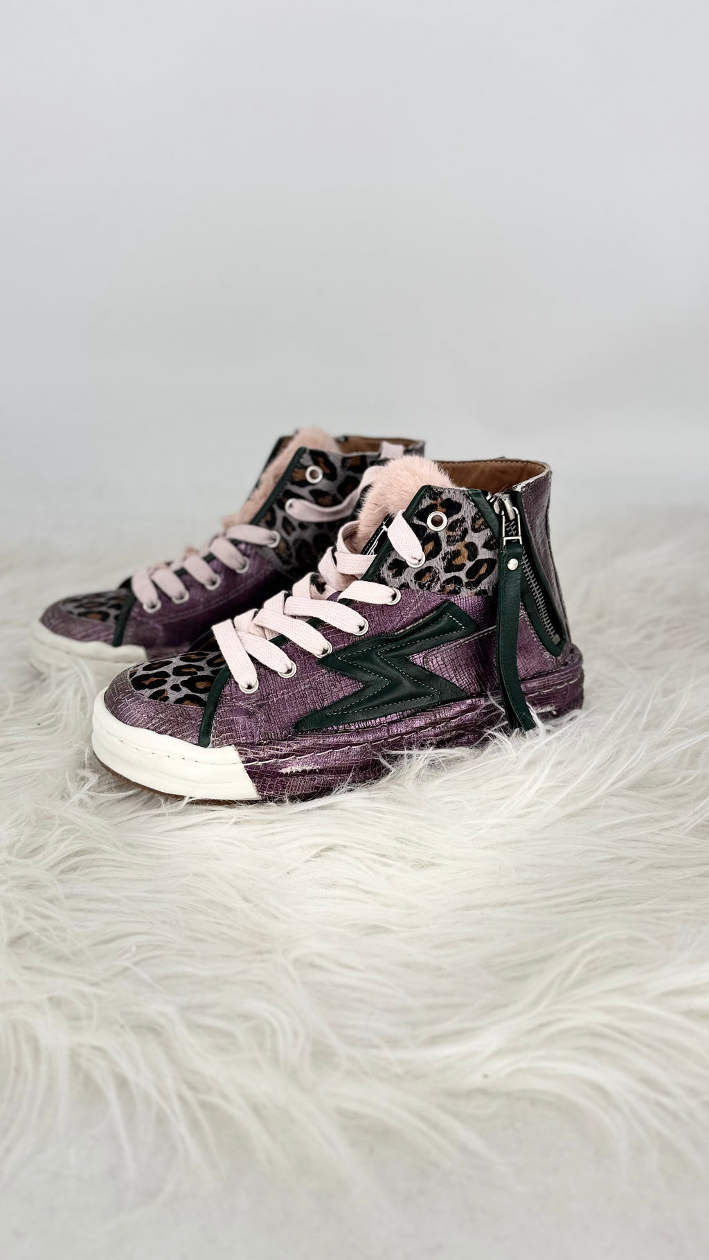 Trendige High-Top Sneaker in Lila mit Leo-Details