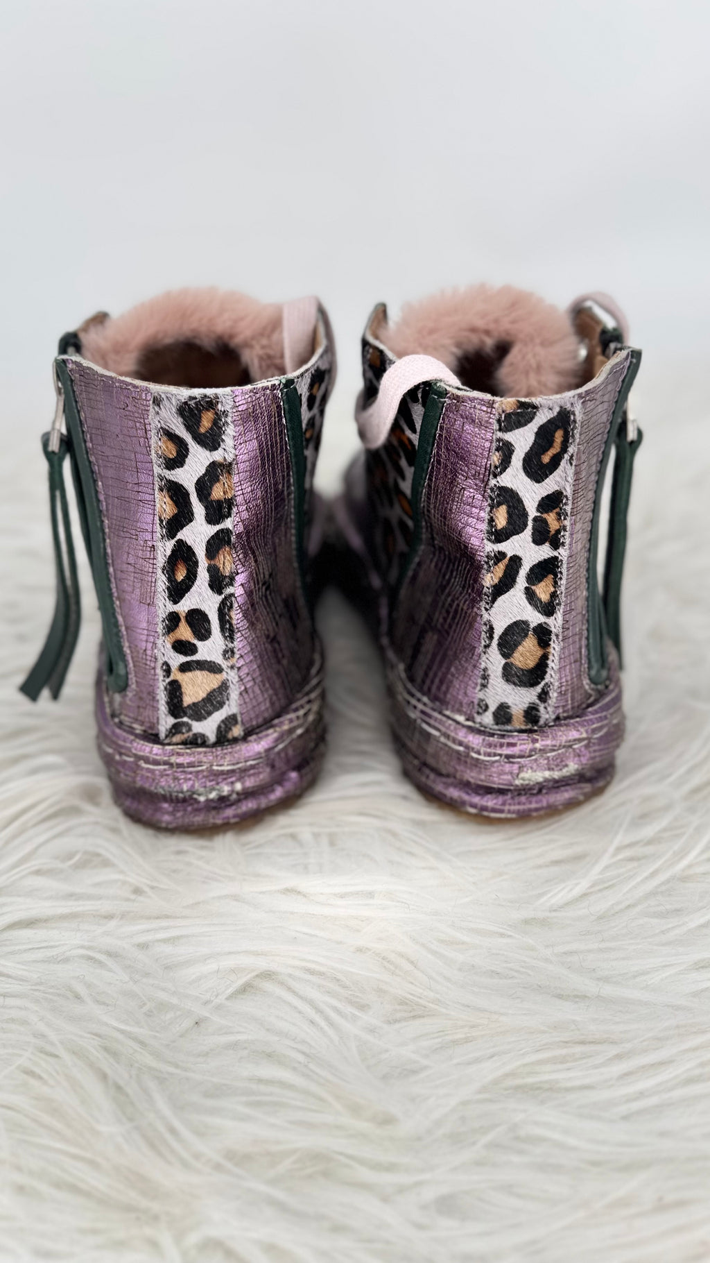 Trendige High-Top Sneaker in Lila mit Leo-Details