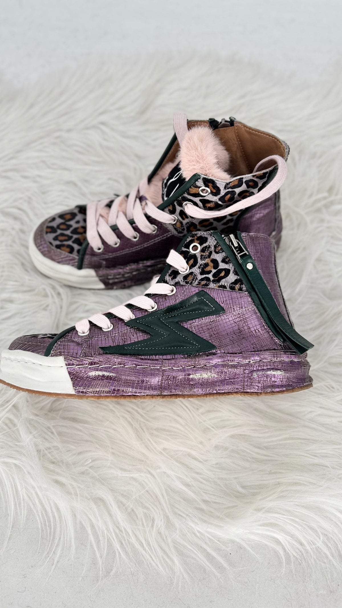 Trendige High-Top Sneaker in Lila mit Leo-Details