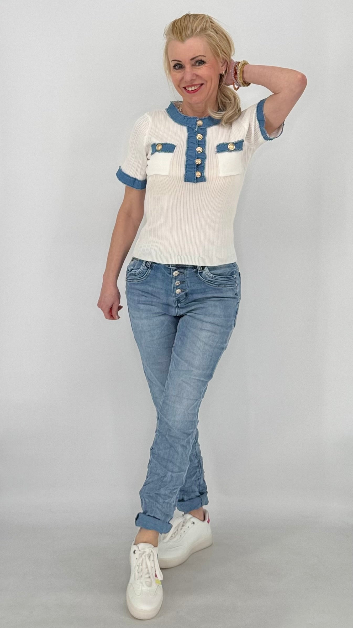 Jeans in Blau mit Designerknöpfen