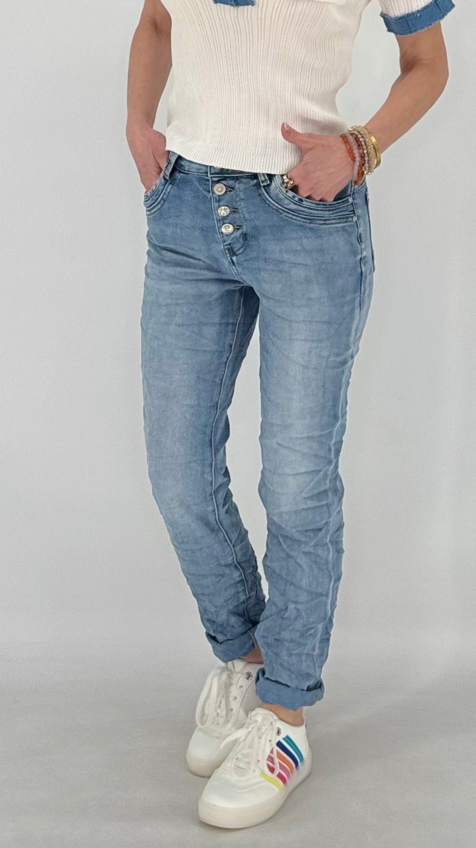 Jeans in Blau mit Designerknöpfen