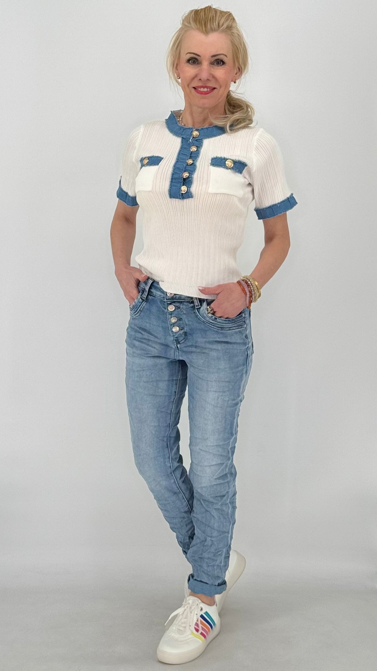 Jeans in Blau mit Designerknöpfen