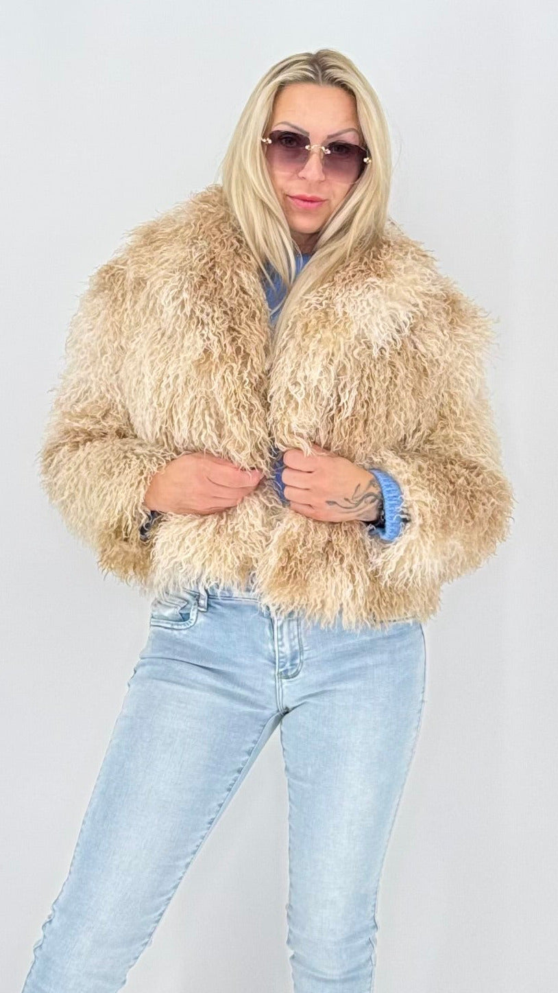 Kurze Zottel-Faux-Fur-Jacke mit Reverskragen – Beige