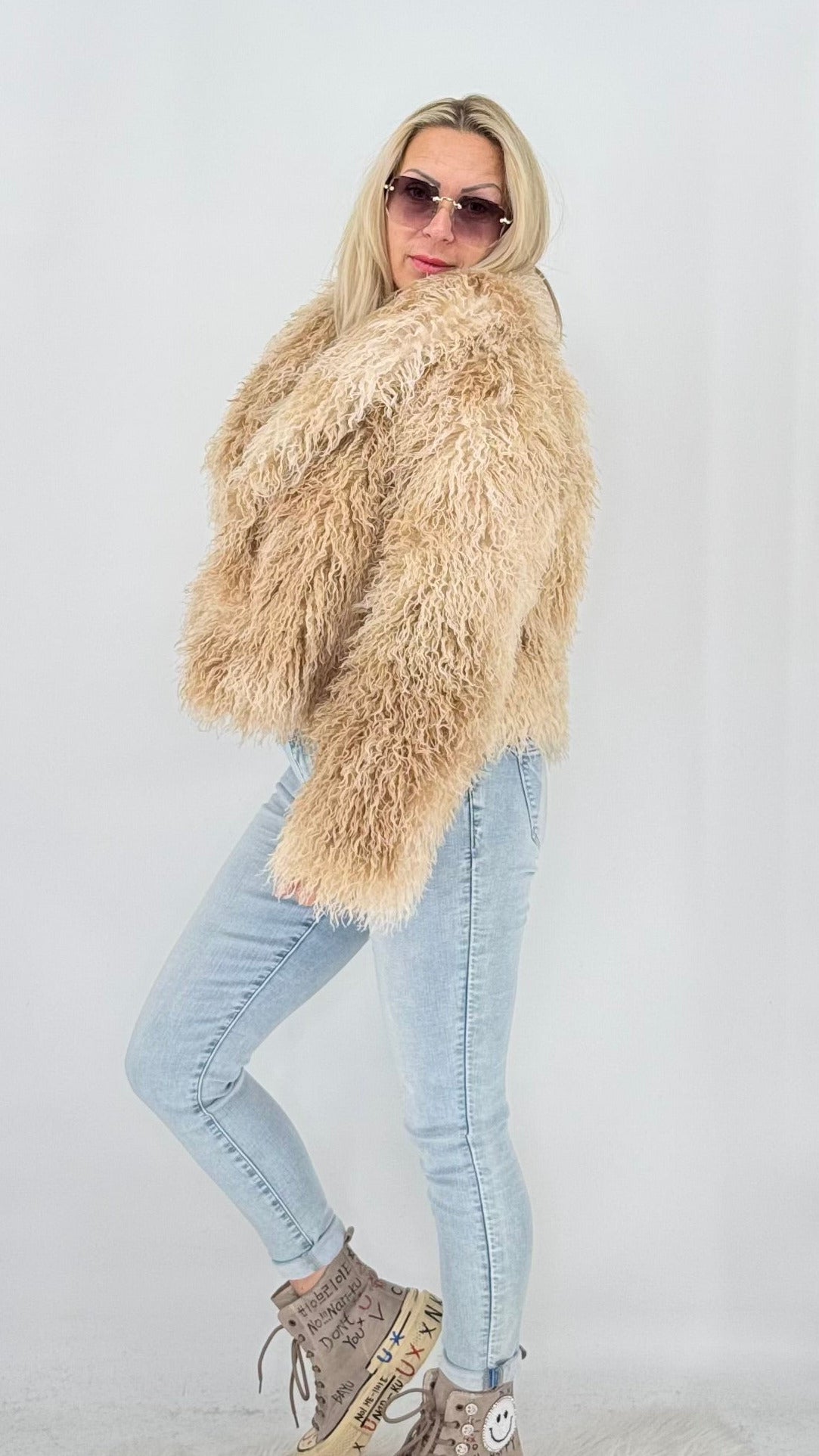 Kurze Zottel-Faux-Fur-Jacke mit Reverskragen – Beige