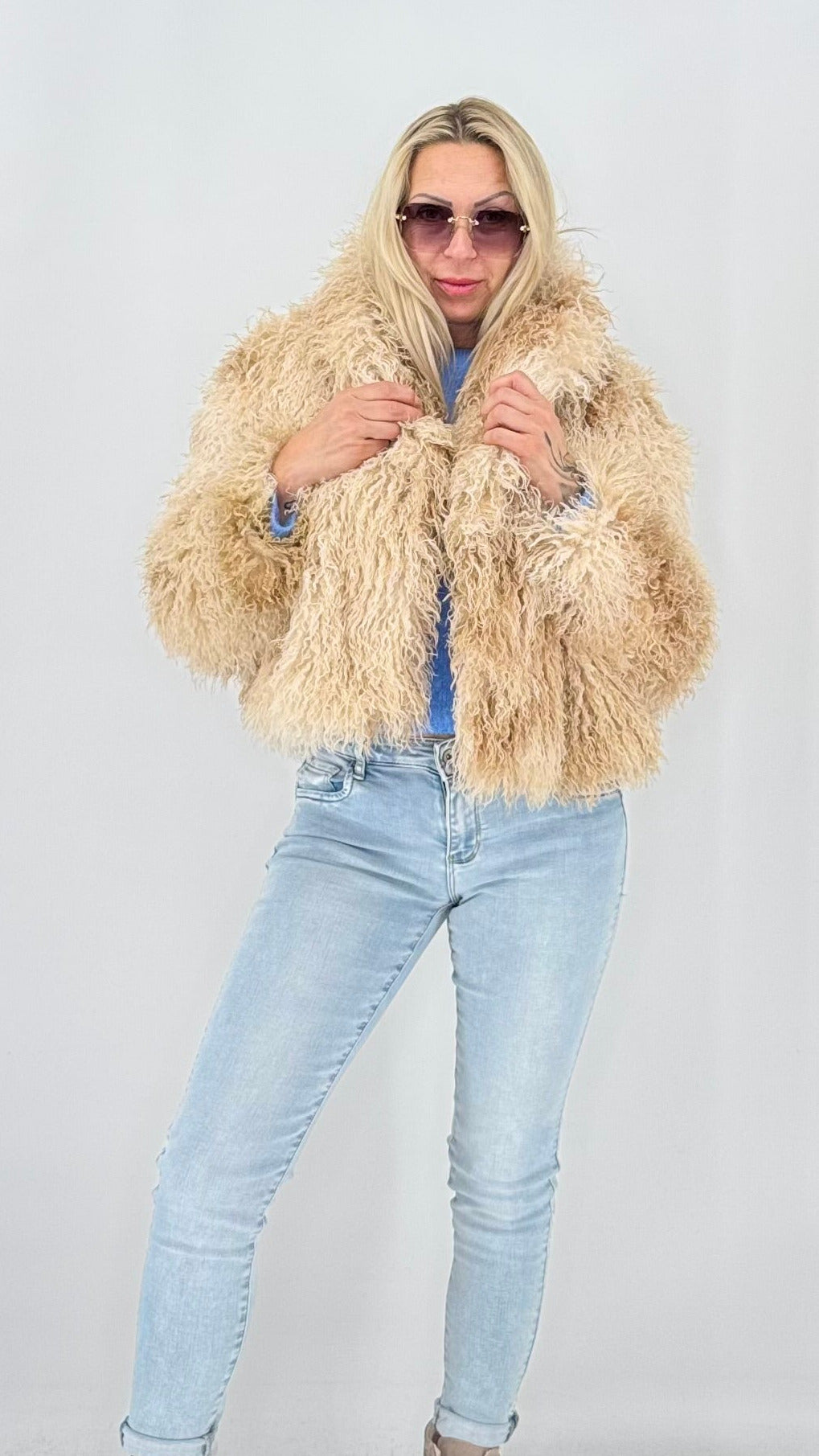 Kurze Zottel-Faux-Fur-Jacke mit Reverskragen – Beige
