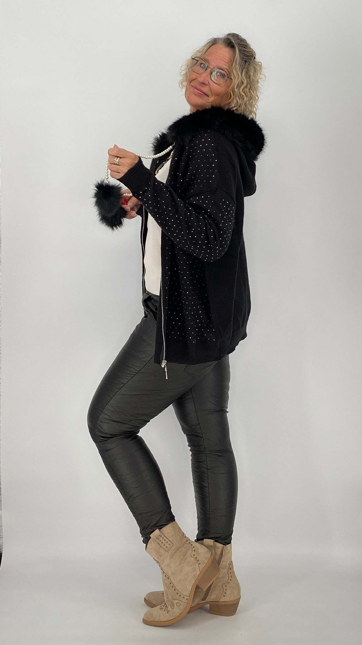 Kuschelige Strickjacke mit Fell-Details, schwarz