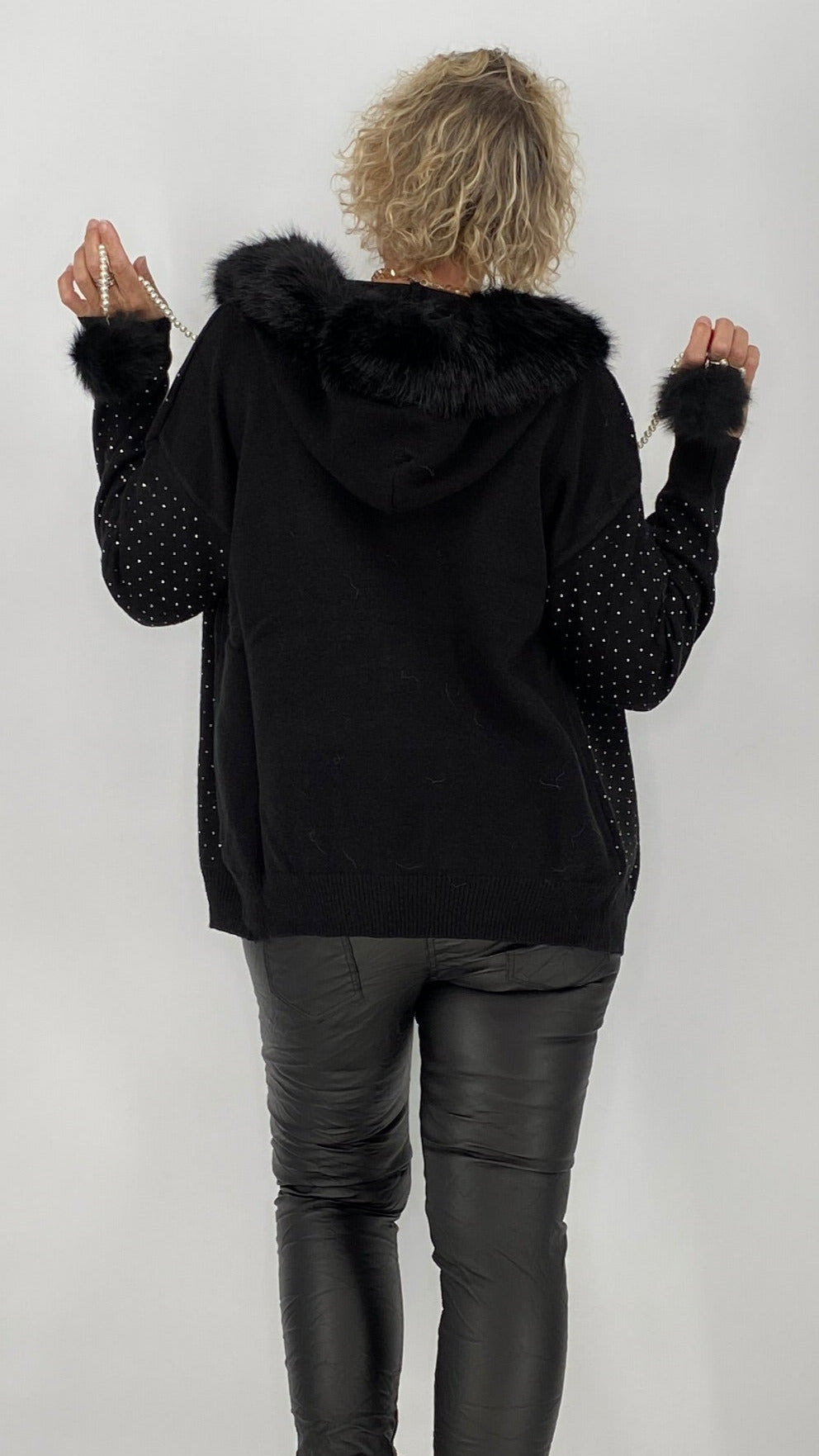 Kuschelige Strickjacke mit Fell-Details, schwarz