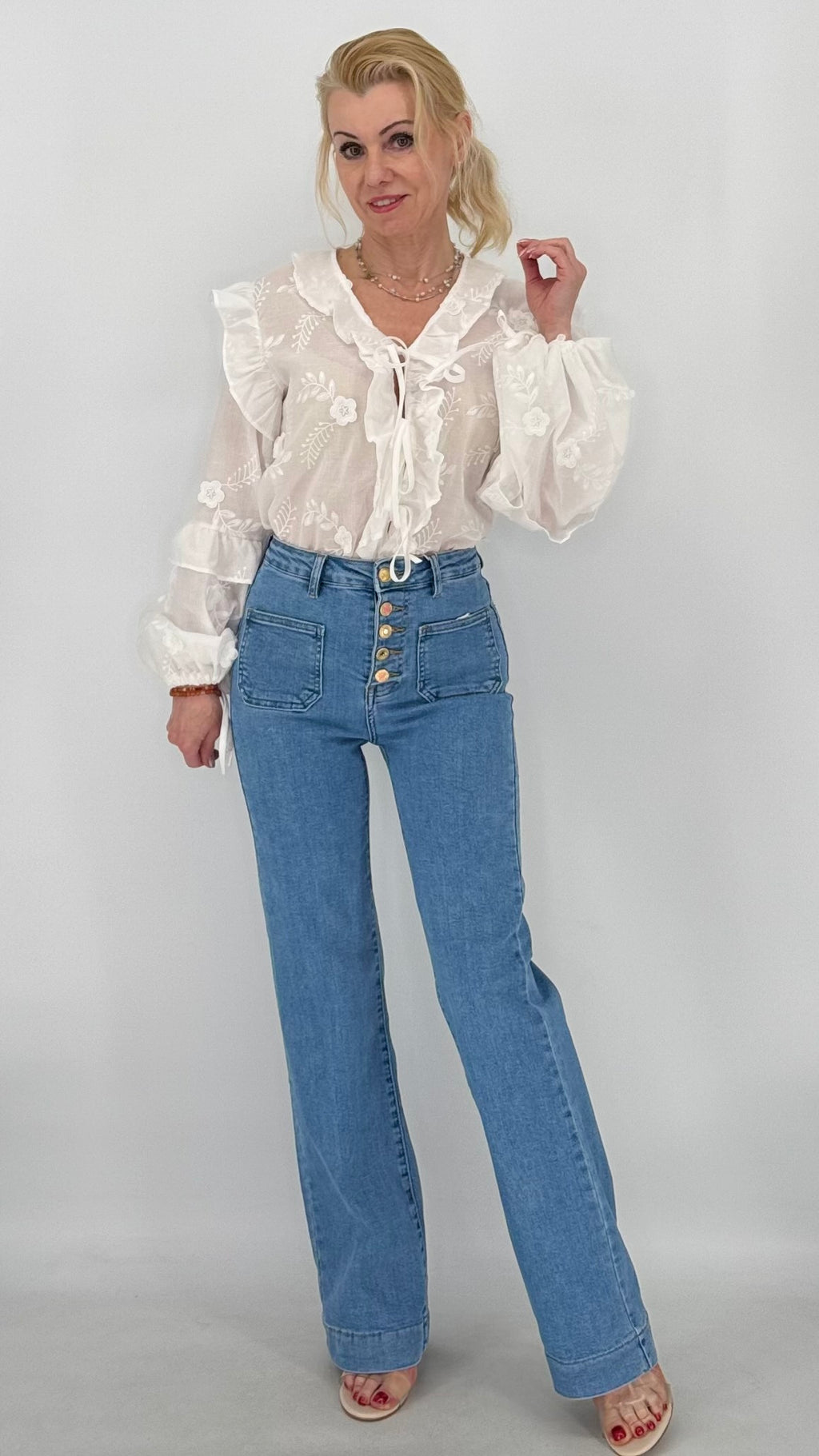 Bluse mit Stickerei und Rüschen, in Weiss, 100% Baumwolle - By Elena FashionBy Elena Fashion