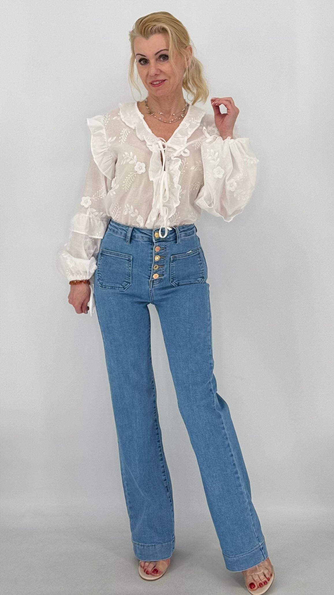 Bluse mit  Stickerei und Rüschen, in Weiss, 100% Baumwolle