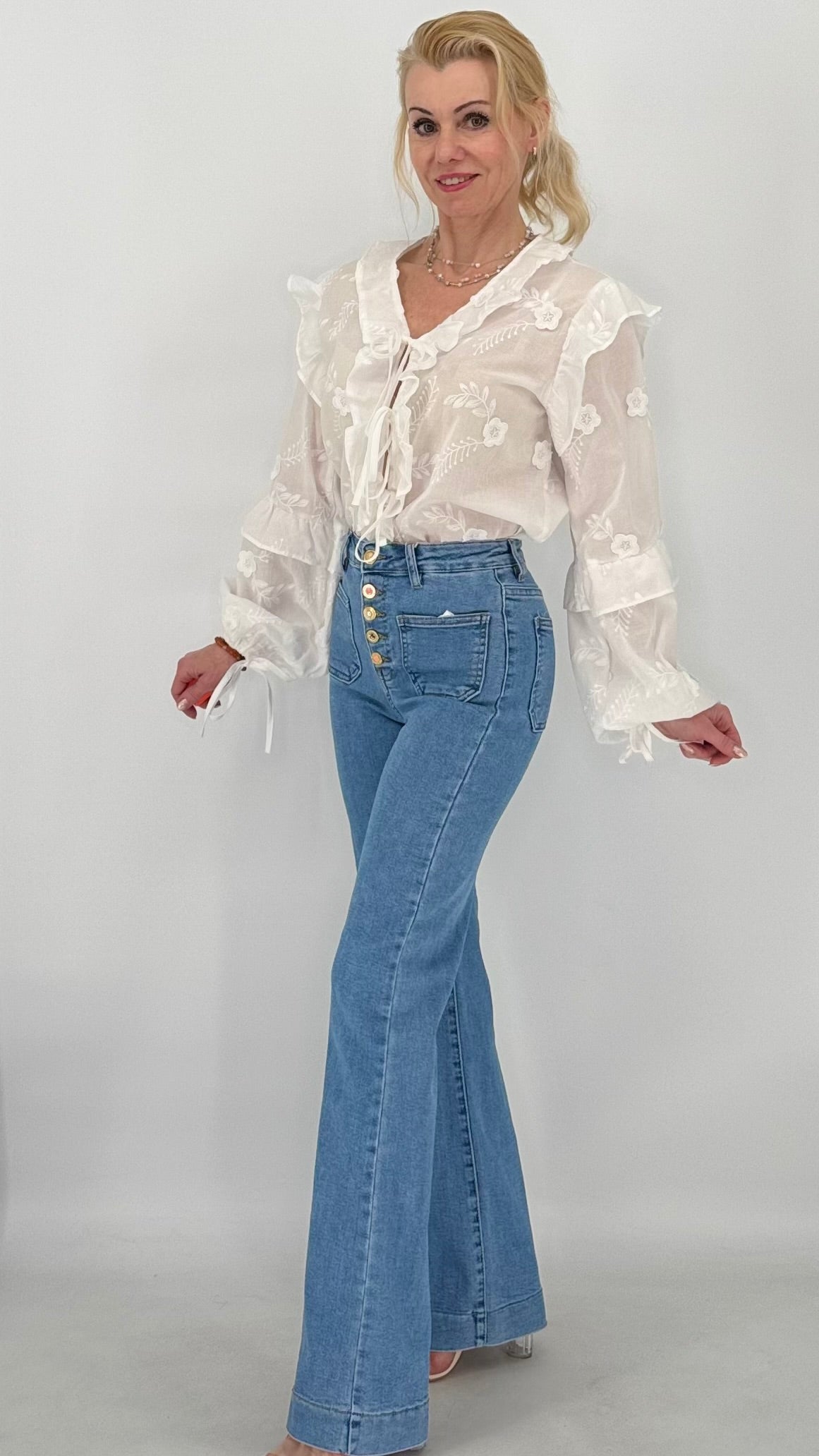 Bluse mit  Stickerei und Rüschen, in Weiss, 100% Baumwolle