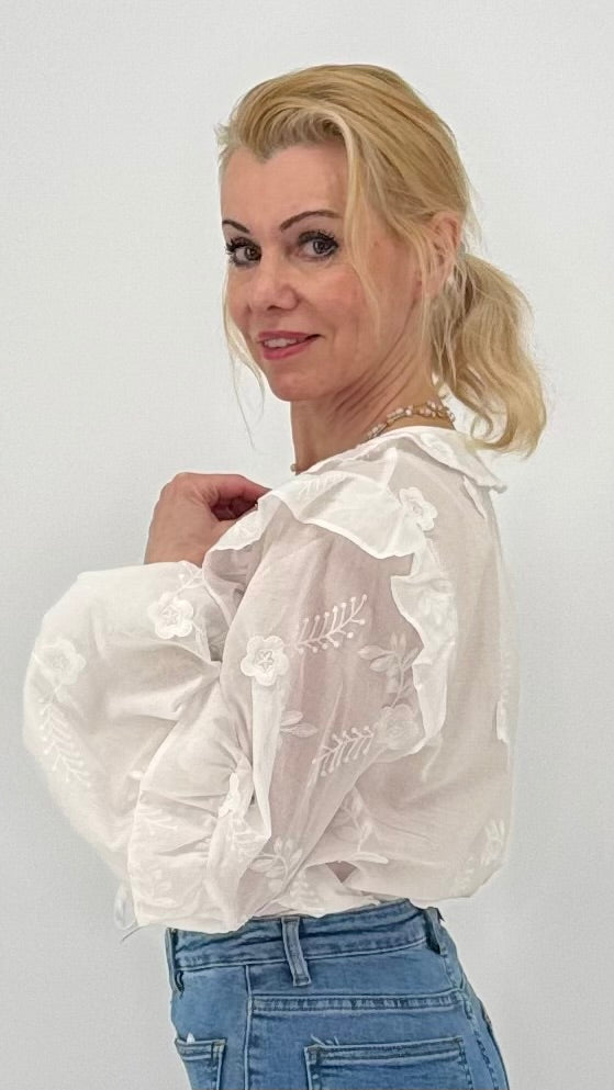 Bluse mit  Stickerei und Rüschen, in Weiss, 100% Baumwolle