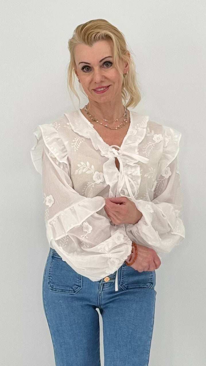 Bluse mit  Stickerei und Rüschen, in Weiss, 100% Baumwolle