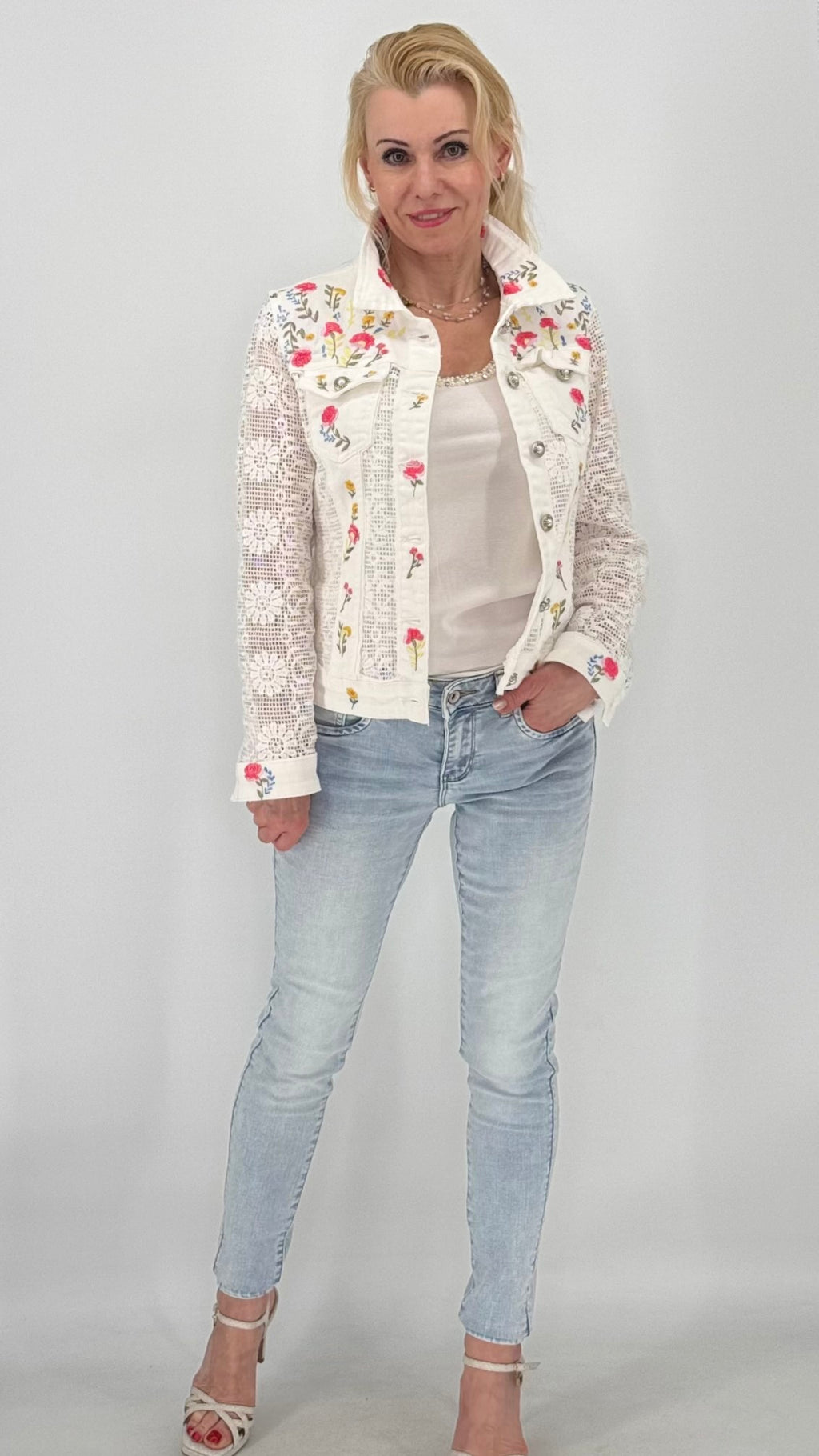 Spitzen-Jeansjacke mit Blumenstickerei