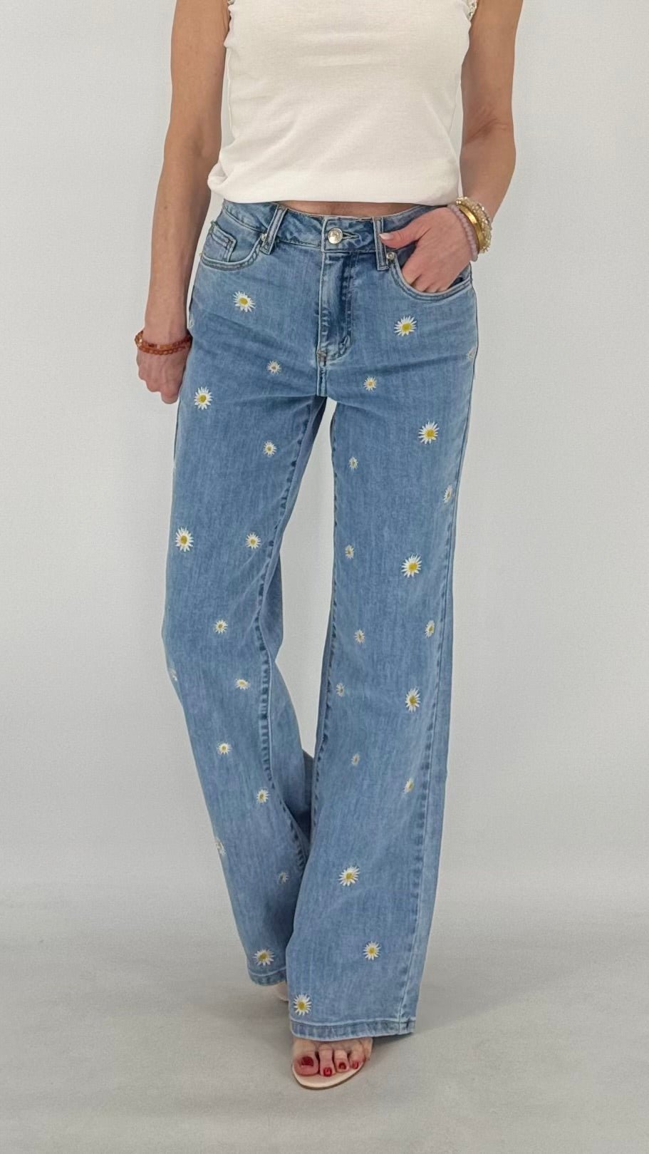 Mid Waist Jeans mit Blumen in Blau