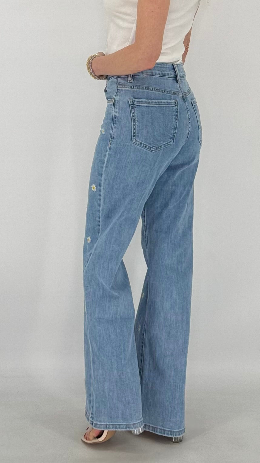 Mid Waist Jeans mit Blumen in Blau