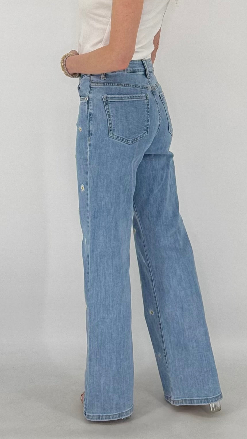 Mid Waist Jeans mit Blumen in Blau