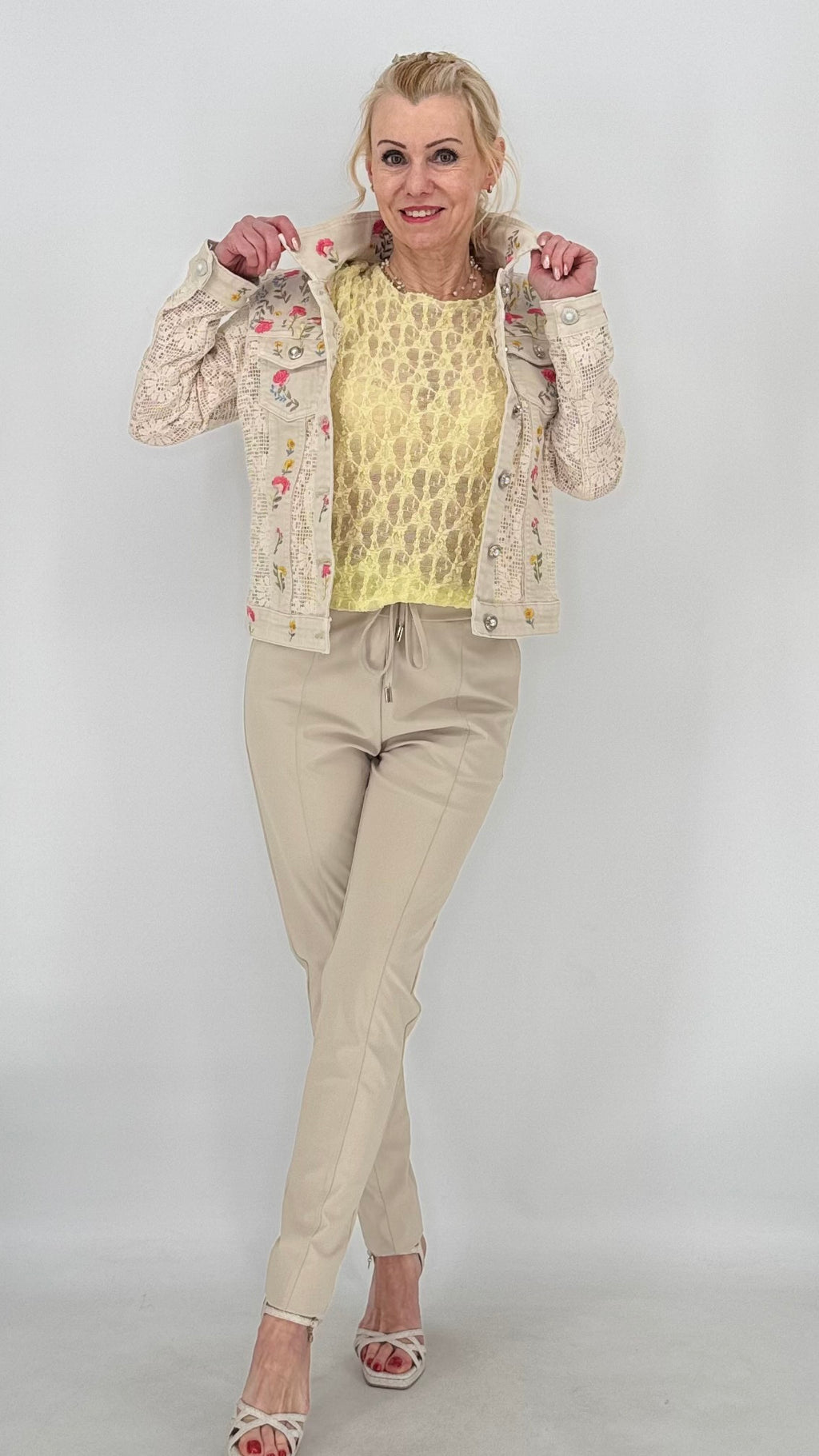 Spitzen-Jeansjacke mit Blumenstickerei