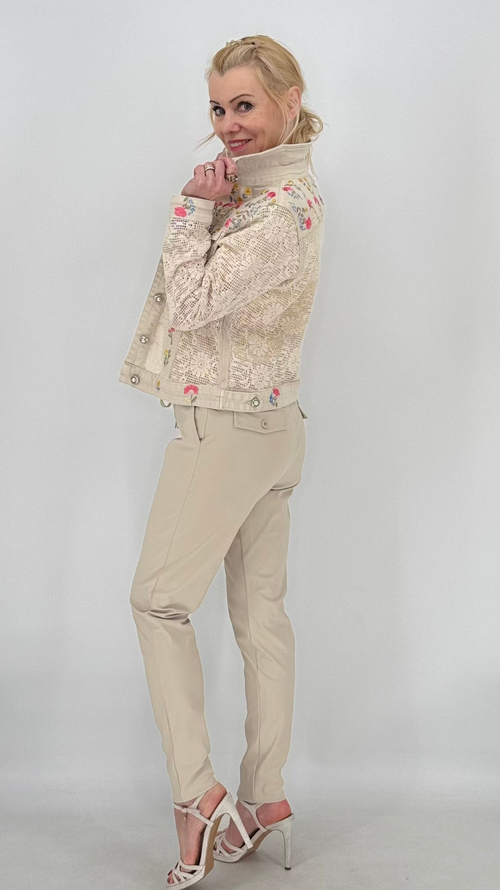 Spitzen-Jeansjacke mit Blumenstickerei