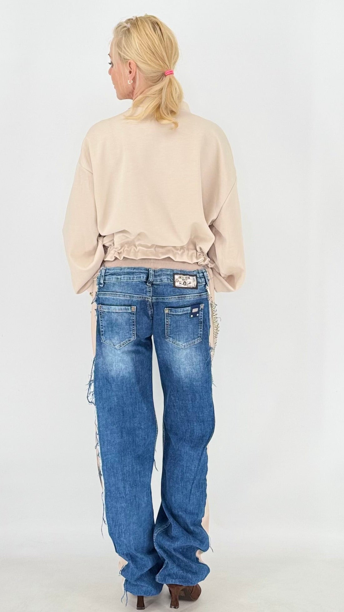 Limited Edition Patchwork-Jeans mit Tiger-Print & Kettendetail