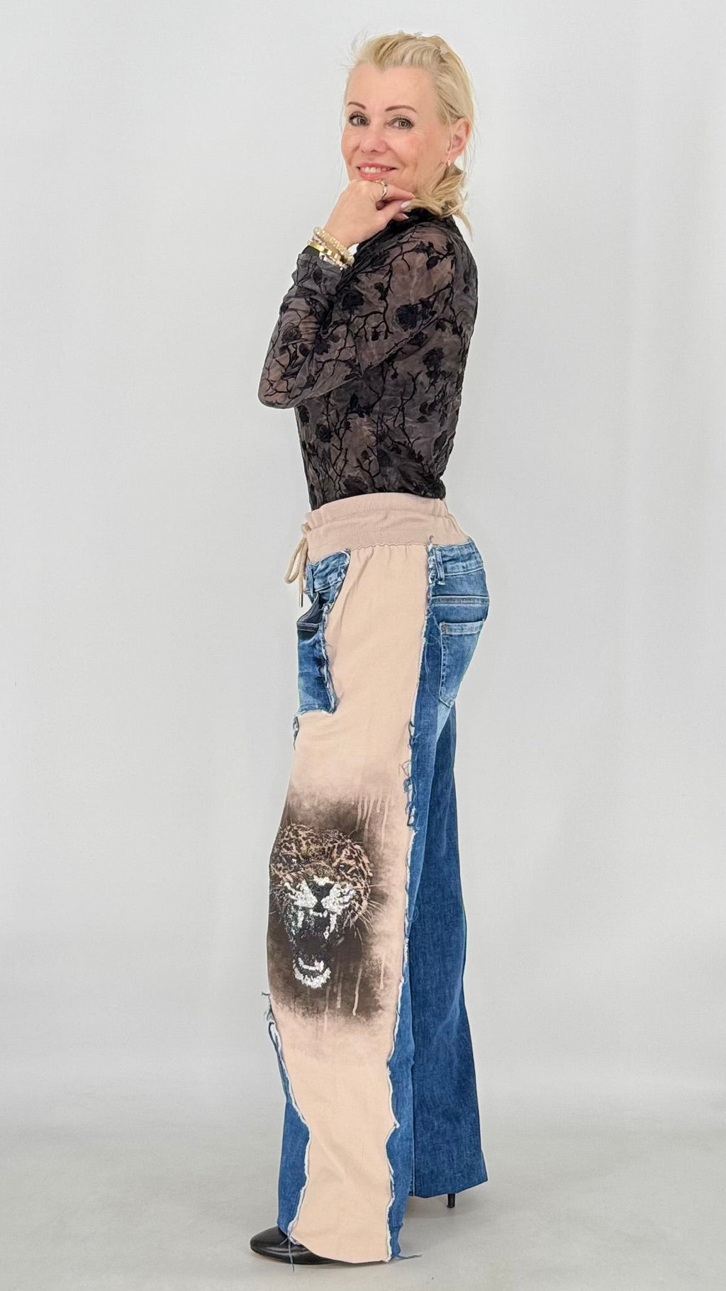 Limited Edition Patchwork-Jeans mit Tiger-Print & Kettendetail