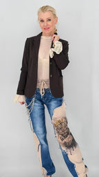 Limited Edition Patchwork-Jeans mit Löwe und Krone-Print & Kettendetail