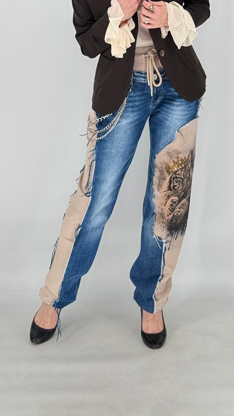 Limited Edition Patchwork-Jeans mit Löwe und Krone-Print & Kettendetail