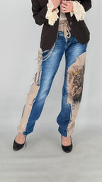 Limited Edition Patchwork-Jeans mit Löwe und Krone-Print & Kettendetail