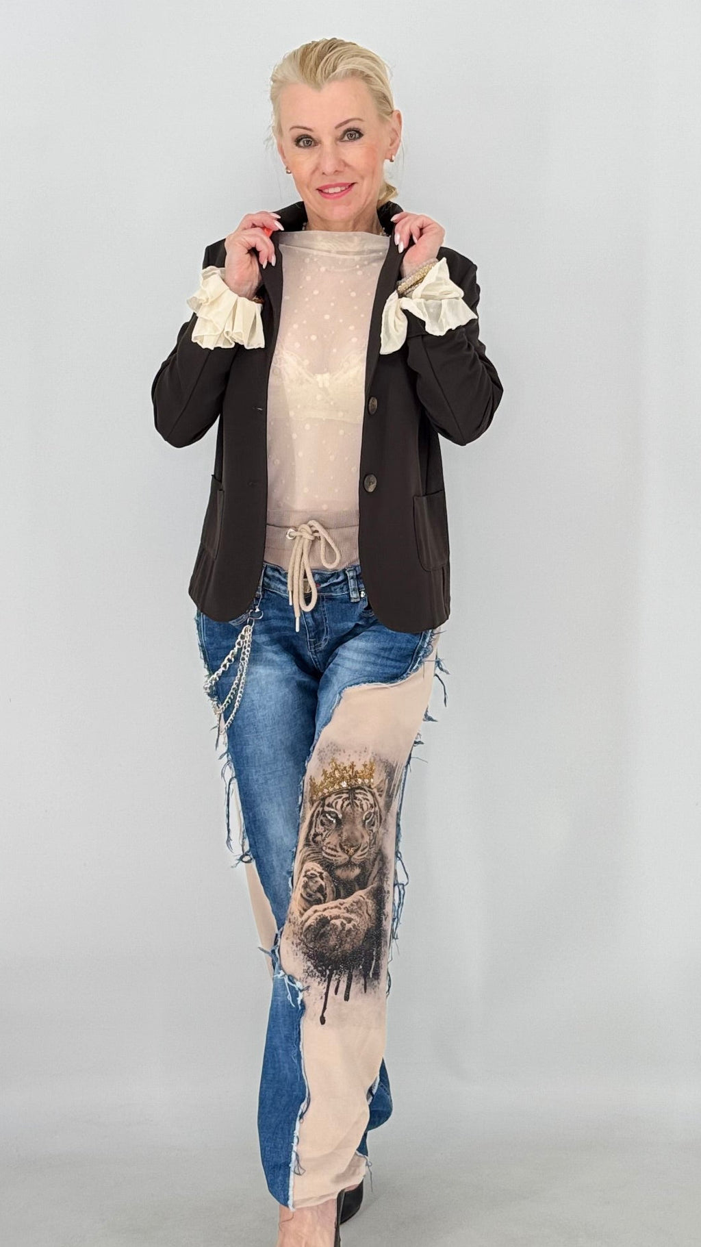Limited Edition Patchwork-Jeans mit Löwe und Krone-Print & Kettendetail
