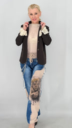 Limited Edition Patchwork-Jeans mit Löwe und Krone-Print & Kettendetail
