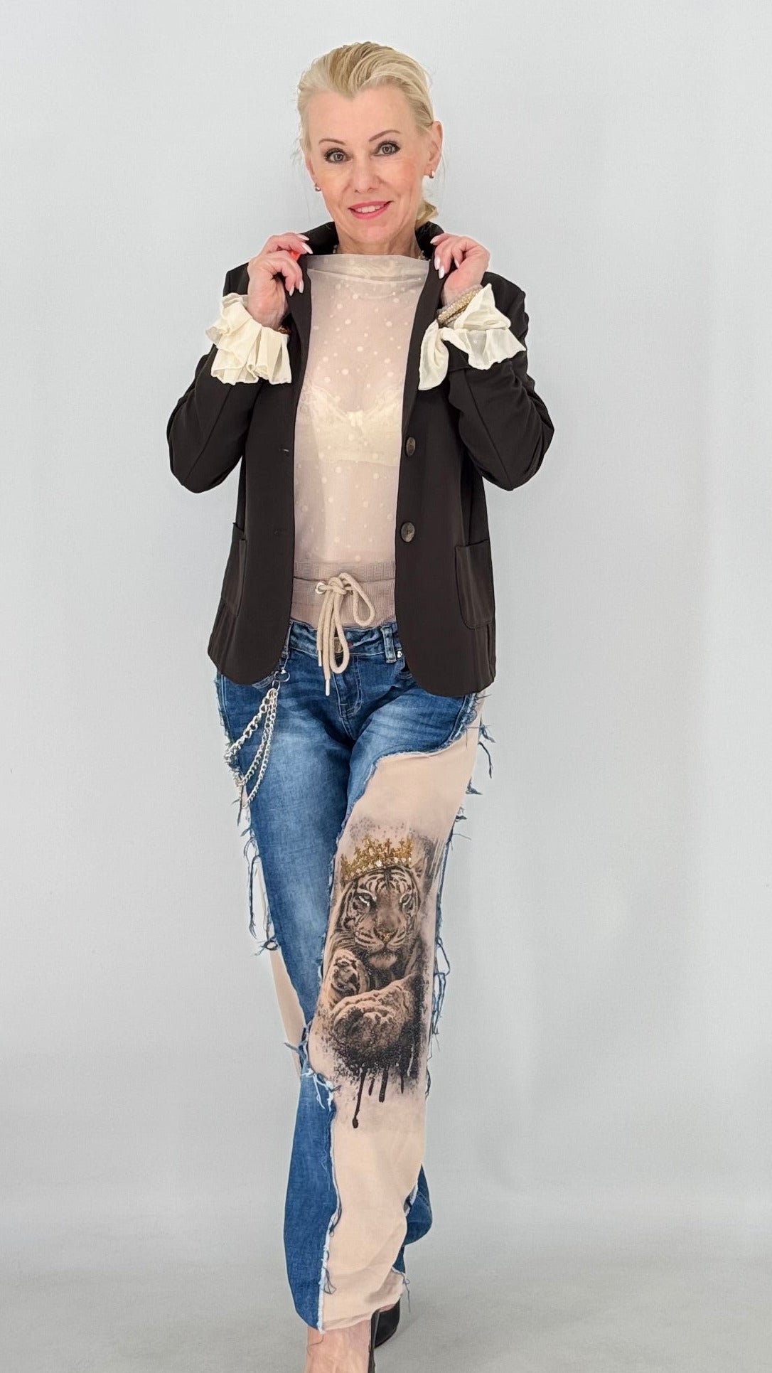 Limited Edition Patchwork-Jeans mit Löwe und Krone-Print & Kettendetail